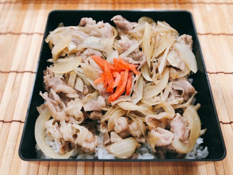 さりげなく、食べすぎ防止の牛丼